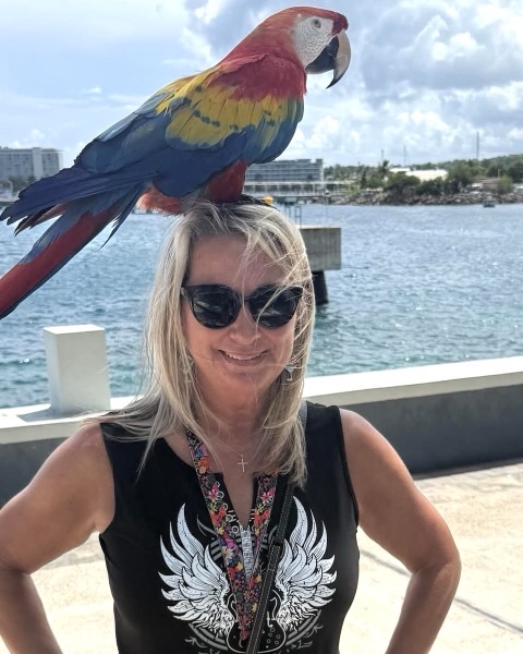 Dawn Turner with a scarlet macaw